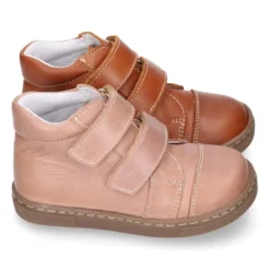 Bota niños tipo zapatilla OKAA CASUAL sin cordones en piel con puntera.