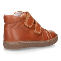 Bota niños tipo zapatilla OKAA CASUAL sin cordones en piel con puntera.