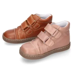 Bota niños tipo zapatilla OKAA CASUAL sin cordones en piel con puntera.