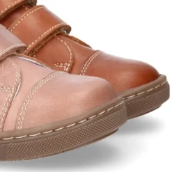 Bota niños tipo zapatilla OKAA CASUAL sin cordones en piel con puntera.