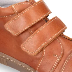 Bota niños tipo zapatilla OKAA CASUAL sin cordones en piel con puntera.