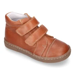 Bota niños tipo zapatilla OKAA CASUAL sin cordones en piel con puntera.