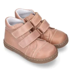 Bota niños tipo zapatilla OKAA CASUAL sin cordones en piel con puntera.