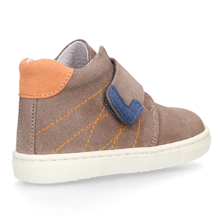 Bota niños tipo zapatilla OKAA CASUAL sin cordones en piel serraje.