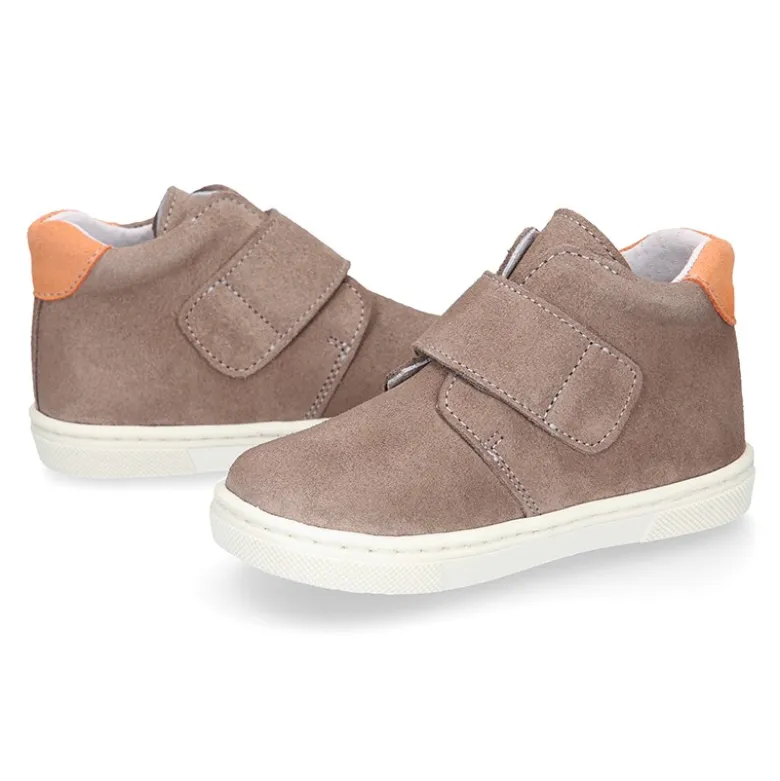 Bota niños tipo zapatilla OKAA CASUAL sin cordones en piel serraje.