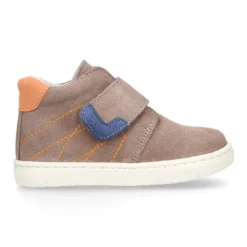 Bota niños tipo zapatilla OKAA CASUAL sin cordones en piel serraje.