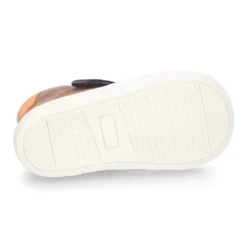 Bota niños tipo zapatilla OKAA CASUAL sin cordones en piel serraje.