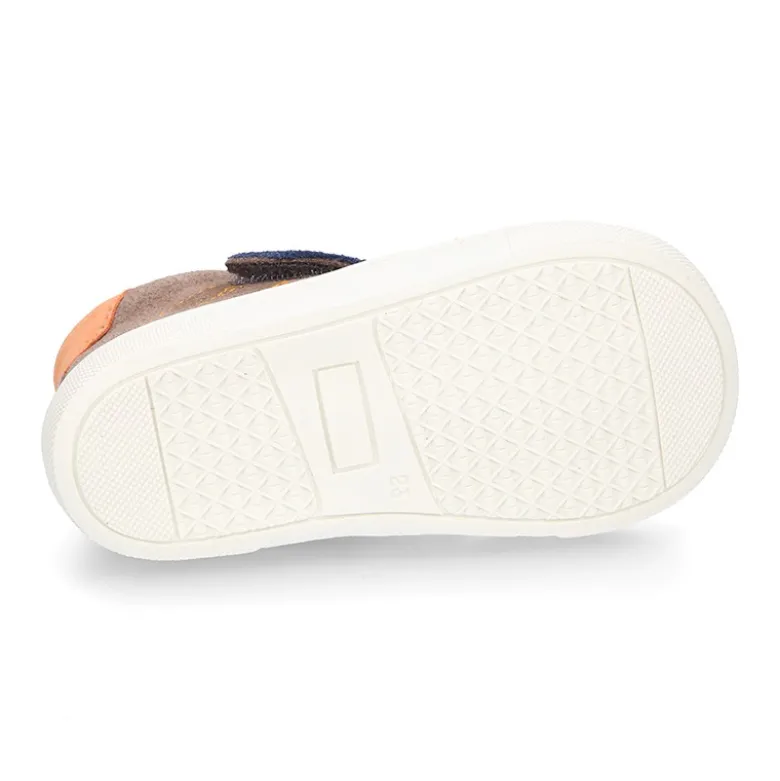 Bota niños tipo zapatilla OKAA CASUAL sin cordones en piel serraje.