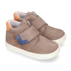 Bota niños tipo zapatilla OKAA CASUAL sin cordones en piel serraje.