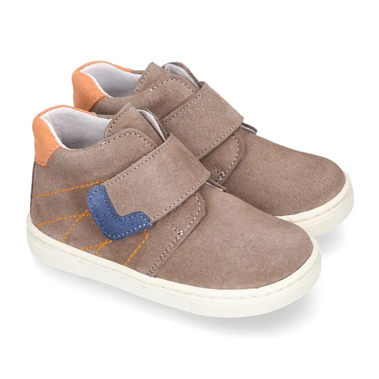 Bota niños tipo zapatilla OKAA CASUAL sin cordones en piel serraje.