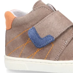 Bota niños tipo zapatilla OKAA CASUAL sin cordones en piel serraje.