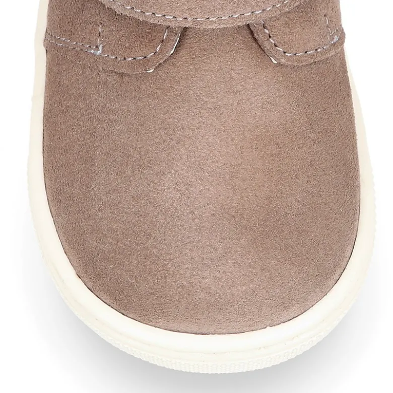 Bota niños tipo zapatilla OKAA CASUAL sin cordones en piel serraje.