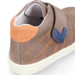 Bota niños tipo zapatilla OKAA CASUAL sin cordones en piel serraje.