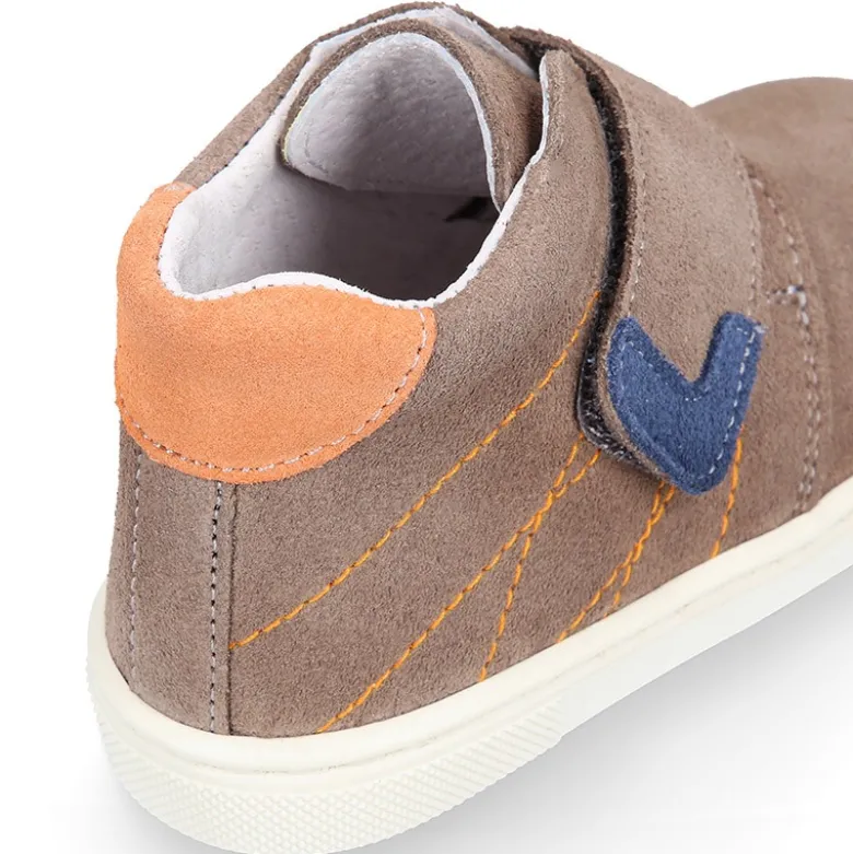 Bota niños tipo zapatilla OKAA CASUAL sin cordones en piel serraje.