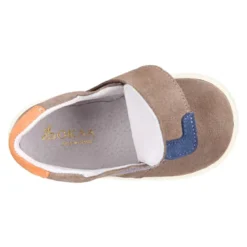 Bota niños tipo zapatilla OKAA CASUAL sin cordones en piel serraje.
