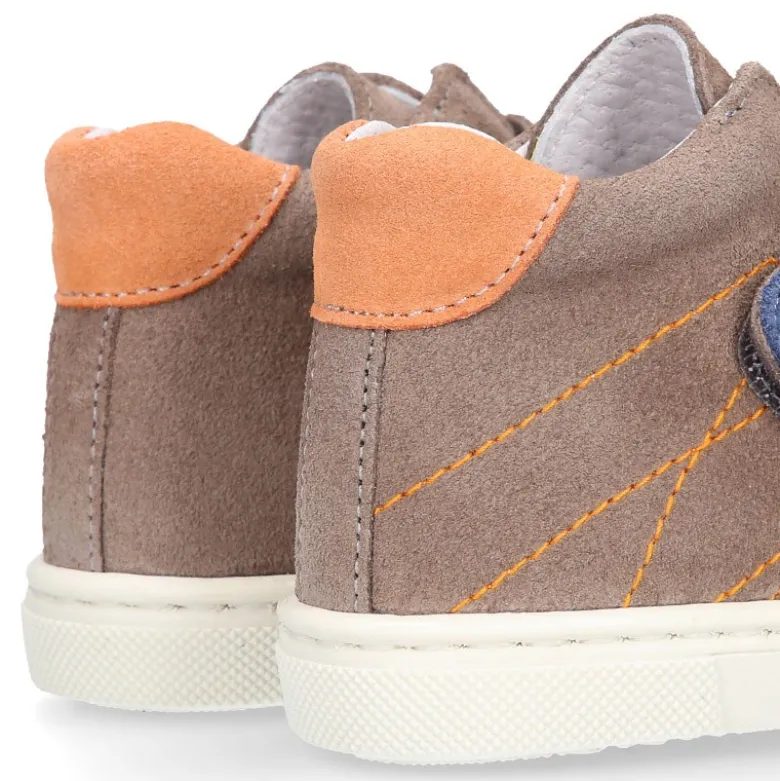 Bota niños tipo zapatilla OKAA CASUAL sin cordones en piel serraje.