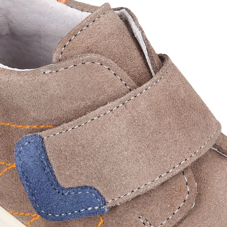 Bota niños tipo zapatilla OKAA CASUAL sin cordones en piel serraje.