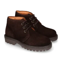 Bota niños vestir tipo todoterreno con cordones en piel serraje.