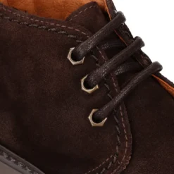 Bota niños vestir tipo todoterreno con cordones en piel serraje.