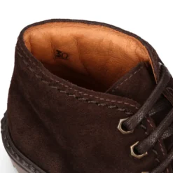 Bota niños vestir tipo todoterreno con cordones en piel serraje.