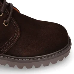 Bota niños vestir tipo todoterreno con cordones en piel serraje.