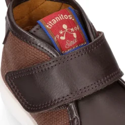 Bota niño tipo zapatilla sin cordones en piel ccmbinada con lona.