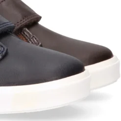 Bota niño tipo zapatilla sin cordones en piel ccmbinada con lona.