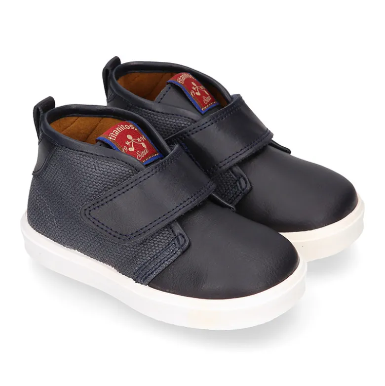 Bota niño tipo zapatilla sin cordones en piel ccmbinada con lona.