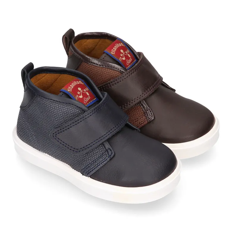 Bota niño tipo zapatilla sin cordones en piel ccmbinada con lona.