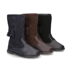 Bota piel lavable combinada con piel serraje acolchado y borlas.