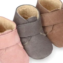 Bota Safari bebé sin cordones en piel serraje con forro Borreguillo.