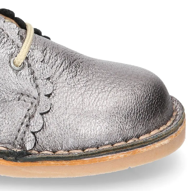 Bota Safari niña con cordones y ondas en piel METALIZADA.