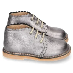 Bota Safari niña con cordones y ondas en piel METALIZADA.