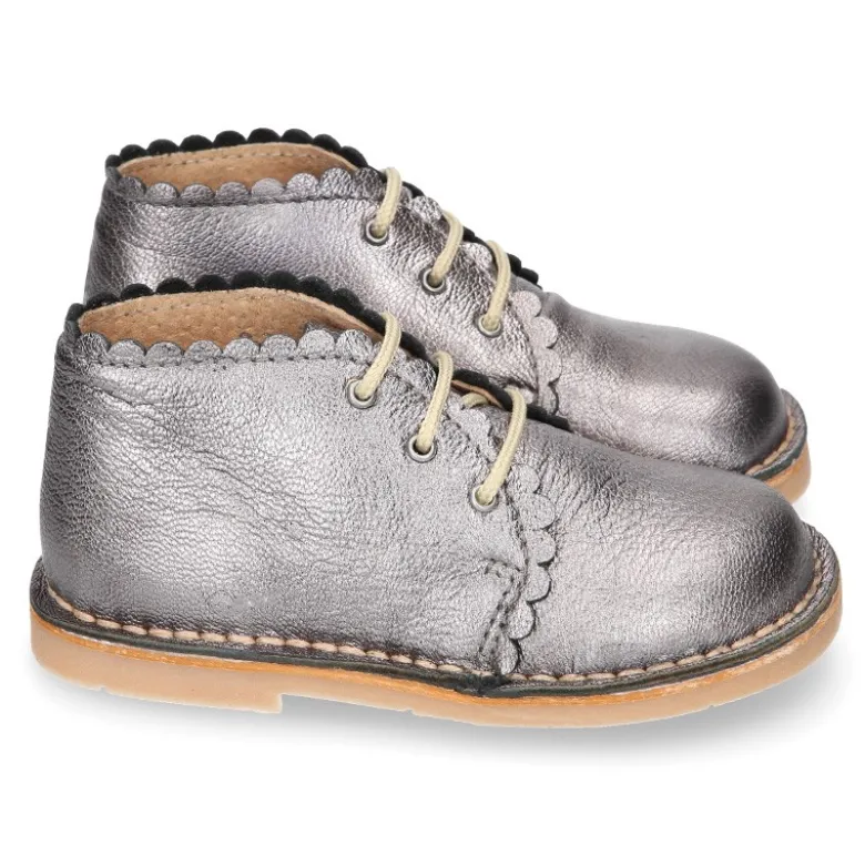 Bota Safari niña con cordones y ondas en piel METALIZADA.