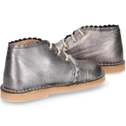 Bota Safari niña con cordones y ondas en piel METALIZADA.
