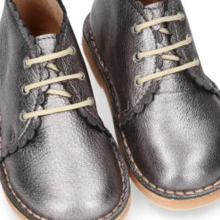 Bota Safari niña con cordones y ondas en piel METALIZADA.