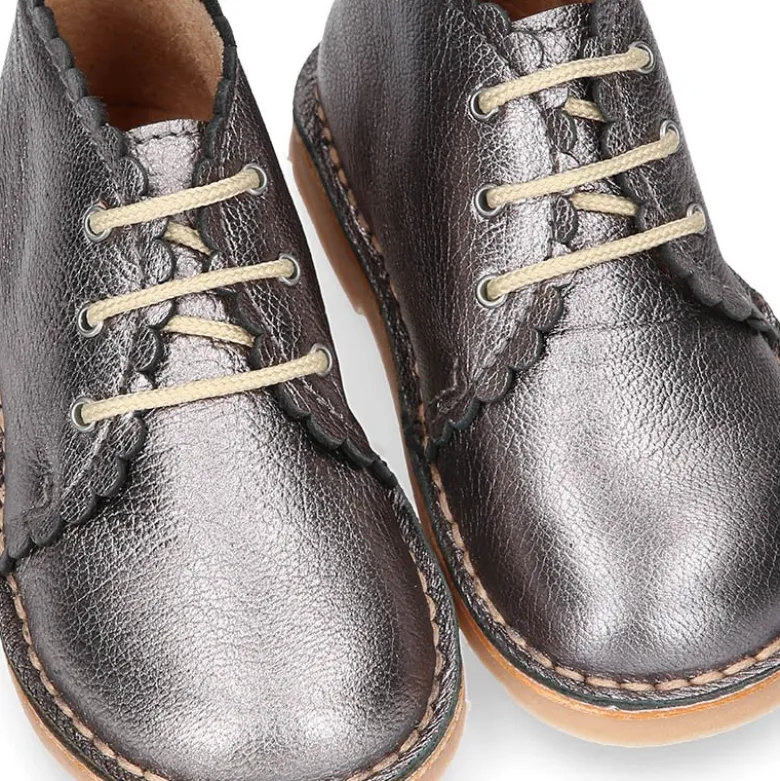 Bota Safari niña con cordones y ondas en piel METALIZADA.