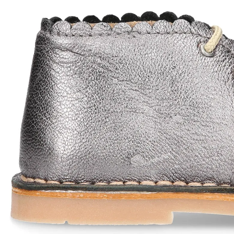 Bota Safari niña con cordones y ondas en piel METALIZADA.