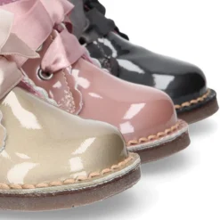 Bota Safari niñas con cordones seda y ondas en piel charol PERLADO.