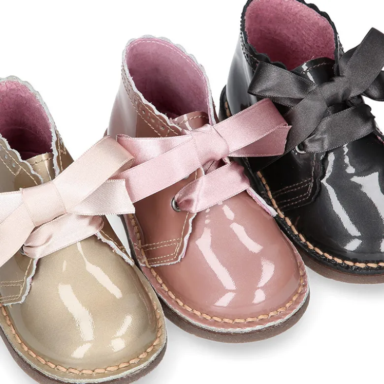 Bota Safari niñas con cordones seda y ondas en piel charol PERLADO.