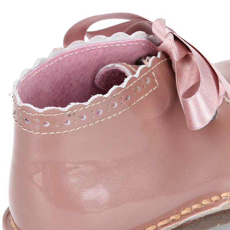Bota Safari niñas con cordones seda y ondas en piel charol PERLADO.