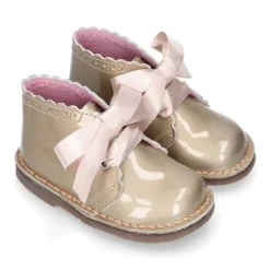 Bota Safari niñas con cordones seda y ondas en piel charol PERLADO.