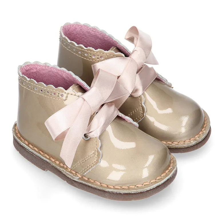 Bota Safari niñas con cordones seda y ondas en piel charol PERLADO.