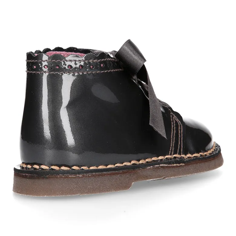 Bota Safari niñas con cordones seda y ondas en piel charol PERLADO.