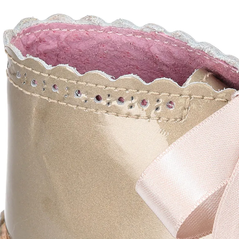 Bota Safari niñas con cordones seda y ondas en piel charol PERLADO.