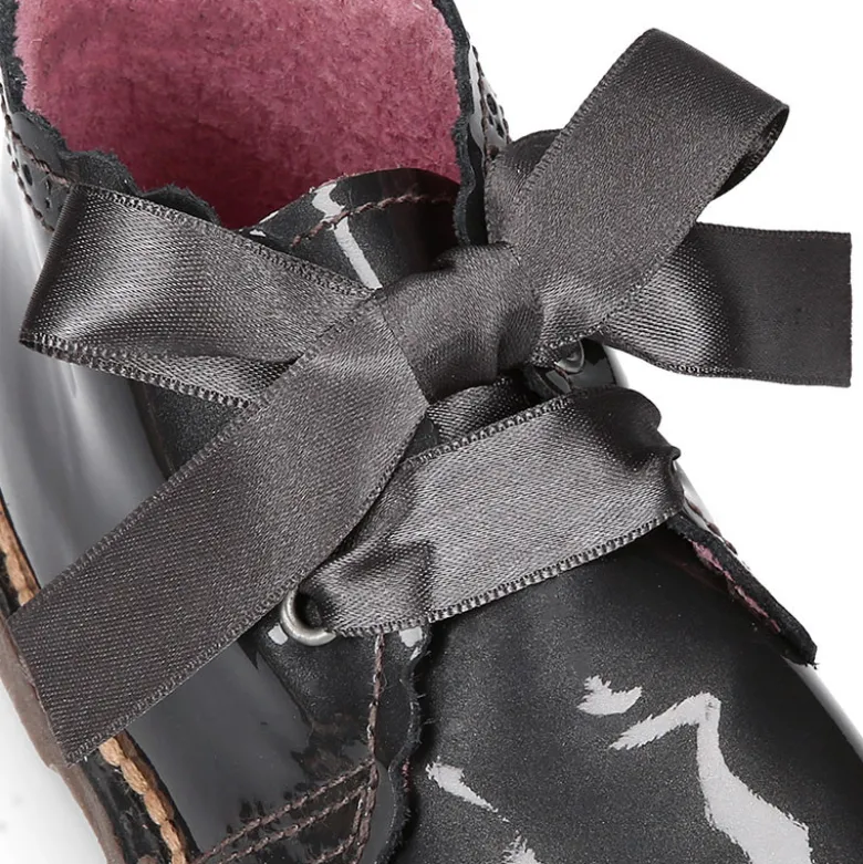 Bota Safari niñas con cordones seda y ondas en piel charol PERLADO.
