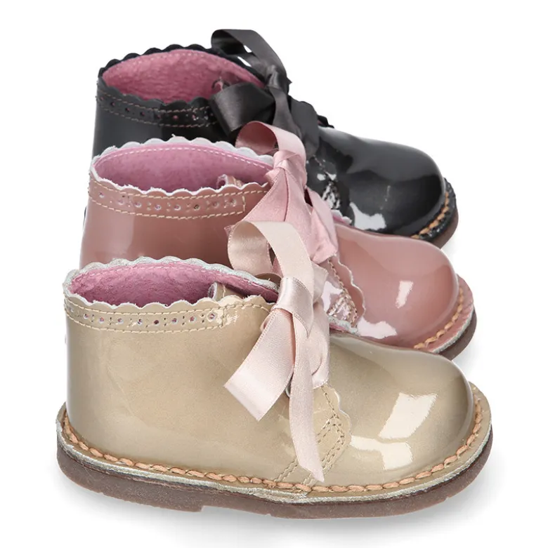 Bota Safari niñas con cordones seda y ondas en piel charol PERLADO.