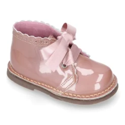 Bota Safari niñas con cordones seda y ondas en piel charol PERLADO.