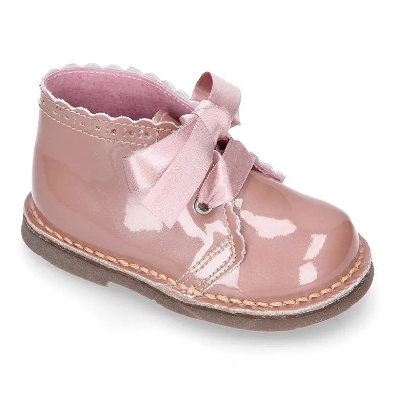 Bota Safari niñas con cordones seda y ondas en piel charol PERLADO.