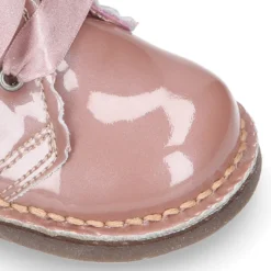 Bota Safari niñas con cordones seda y ondas en piel charol PERLADO.